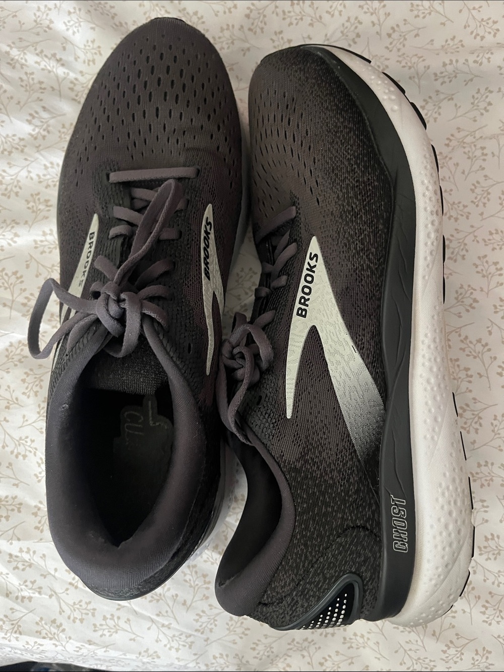 Brooks Men's Running Shoes in Black and White Worn